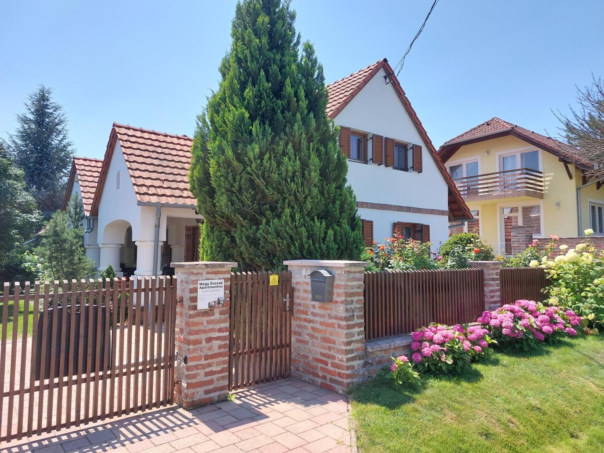Négy Évszak Apartmanház Zalakaros Esterno foto